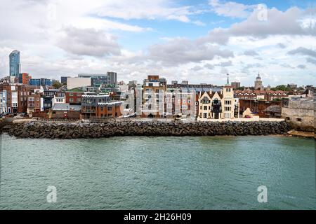 Le Skyline de Portsmouth dans le Hampshire, Angleterre de Portsmouth Harbour Banque D'Images