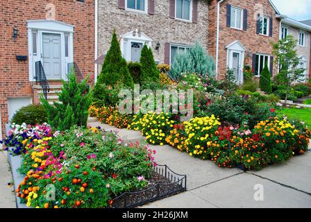 Bâtiments et beau jardin sur Lake avenue, Lakewood, Ohio Banque D'Images