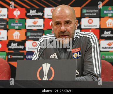 Prague, République tchèque.20 octobre 2021.L'entraîneur de l'Olympique Lyon Peter Bosz prend la parole lors de la conférence de presse précédant le match de l'UEFA Europa League: Sparta Prague vs Olympique Lyon à Prague, République Tchèque, 20 octobre 2021.Crédit : Michal Krumphanzl/CTK photo/Alay Live News Banque D'Images