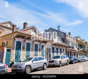 LA NOUVELLE-ORLÉANS, LA, États-Unis - 16 OCTOBRE 2021 : maisons historiques sur la rue Saint-Pierre dans le quartier français Banque D'Images