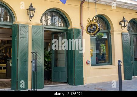 LA NOUVELLE-ORLÉANS, LA, États-Unis - 16 OCTOBRE 2021 : devant le célèbre magasin d'antiquités M.S. Rau sur la rue Royal dans le quartier français Banque D'Images