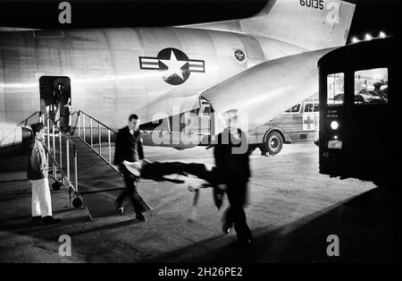 État-major militaire transportant un blessé Serviceman sur le brancard depuis un avion après son arrivée au Vietnam, à la base aérienne d'Andrews, Maryland, États-Unis, Warren K. Leffler, US News & World Report Magazine Collection, 8 mars 1968 Banque D'Images