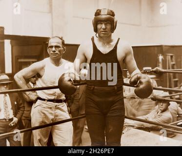 Jack Dempsey (à droite), American Professional Boxer, champion du monde de poids lourd 1919-1926, avec l'entraîneur Jerry Luvadis, trois quarts de longueur Portrait, Underwood & Underwood, 1933 Banque D'Images