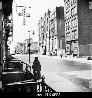 Street Scene, Harlem, New York City, New York, Etats-Unis,Gordon Parks, U.S. Office of War information, mai 1943 Banque D'Images