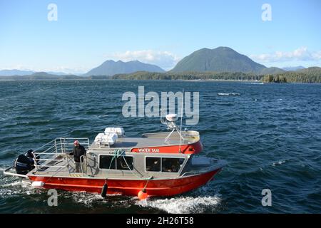 Un bateau-taxi au large du village de la première nation Nuu-chah-nulth d'Opitsaht, dans la baie Clayoquot, près de Tofino, sur l'île de Vancouver, en Colombie-Britannique,Canada. Banque D'Images