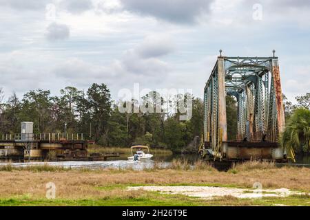 Vieux chemin de fer CSX à travers le pont de balancement de treillis au-dessus de la rivière Blackwater à Milton, en Floride Banque D'Images