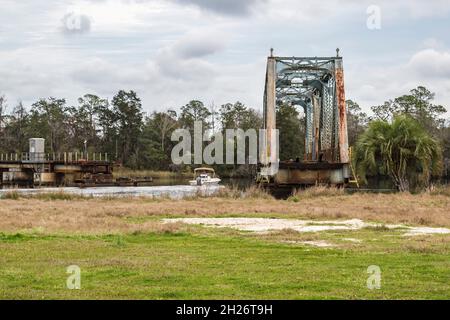 Vieux chemin de fer CSX à travers le pont de balancement de treillis au-dessus de la rivière Blackwater à Milton, en Floride Banque D'Images