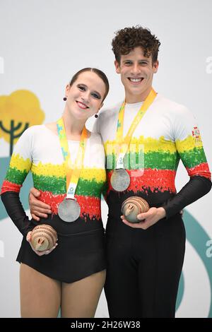 ANA LUISA MONTEIRO WALGODE - PEDRO MONTEIRO WALGODE, Portugal, deuxième place, lors de la cérémonie de remise des prix en danse de couple senior aux Championnats du monde de patinage artistique 2021 à la stade Polideportivo SND Arena le 09 octobre 2021 à Asunci, Paraguay.Credit: Raniero Corbelletti/AFLO/Alay Live News Banque D'Images