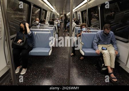 Les passagers voyagent dans un train surpeuplé inhabituel en pleine pandémie dans le métro de Washington le 20 octobre 2021.Les passagers doivent se préparer à attendre jusqu'à 40 minutes sur la plupart des lignes de métro pendant une enquête après un accident récent avec un train déraillé.Photo de Yuri Gripas/ABACAPRESS.COM Banque D'Images