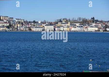 Die Silhouette von Gmunden am Traunsee, Salzkammergut, Oberösterreich, Österreich, Europa - la silhouette de Gmunden sur Traunsee, Salzkammergut, Uppe Banque D'Images