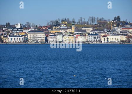 Die Silhouette von Gmunden am Traunsee, Salzkammergut, Oberösterreich, Österreich, Europa - la silhouette de Gmunden sur Traunsee, Salzkammergut, Uppe Banque D'Images