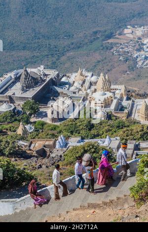 JUNAGADH, INDE - 10 FÉVRIER 2017 : les gens sur les marches de Girnar Hill, État du Gujarat, Inde Banque D'Images