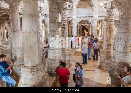 RANAKPUR, INDE - 13 FÉVRIER 2017 : visiteurs du temple de Jain à Ranakpur, État du Rajasthan, Inde Banque D'Images