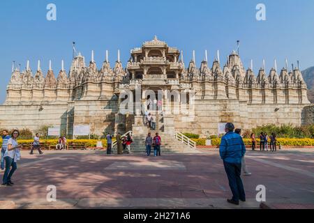 RANAKPUR, INDE - 13 FÉVRIER 2017 : visiteurs du temple de Jain à Ranakpur, État du Rajasthan, Inde Banque D'Images