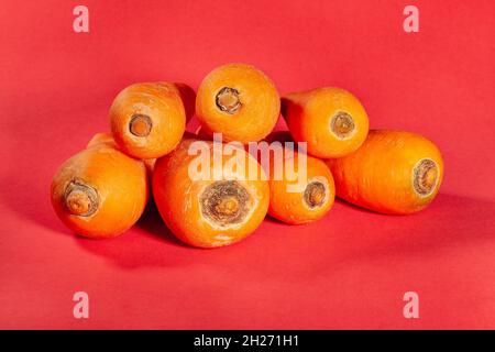 tas de carottes sur fond rouge Banque D'Images