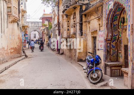 BUNDI, INDE - 16 FÉVRIER 2017 : vue sur une rue dans le centre de Bundi, État du Rajasthan, Inde Banque D'Images