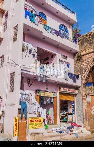 BUNDI, INDE - 16 FÉVRIER 2017: Maison avec linge suspendu à Bundi, État du Rajasthan, Inde Banque D'Images