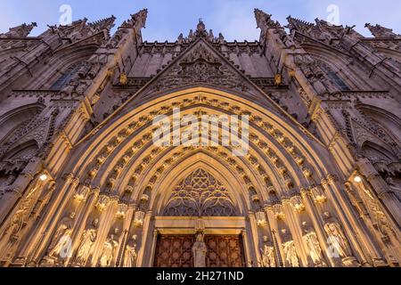 Portail principal de la cathédrale de Barcelone - vue à angle bas et grand angle du portail principal gothique et de la façade de la cathédrale de Barcelone, en soirée d'automne. Banque D'Images