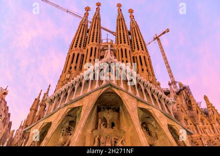 Sagrada Familia - Une vue rapprochée grand angle de la façade ouest passion de Basílica de la Sagrada Família, contre le ciel coloré de coucher de soleil d'automne.Barcelone. Banque D'Images