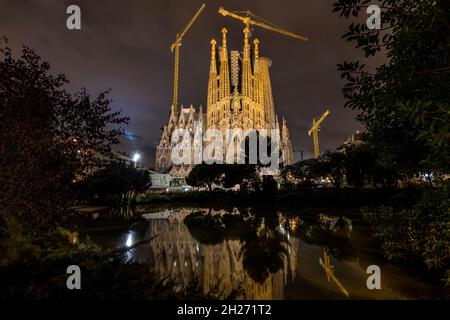 Sagrada Familia - Une vue nocturne de la façade est de la Nativité de Basílica de la Sagrada Família se reflète dans un petit étang, Barcelone, Catalogne, Espagne. Banque D'Images
