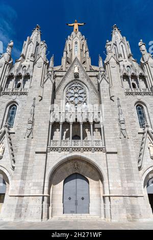 Façade du Temple du Sacré coeur de Jésus - Une vue verticale à angle bas de la façade avant du Temple du Sacré coeur de Jésus, Barcelone, Espagne. Banque D'Images