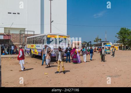 MATHURA, INDE - 18 FÉVRIER 2017 : stand d'autobus à Mathura, État de l'Uttar Pradesh, Inde Banque D'Images