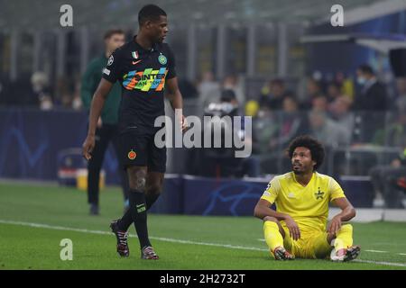 Milan, Italie, le 19 octobre 2021.Bruno du shérif Tiraspol se tourne vers Denzel Dumfries du FC Internazionale après une collision entre les deux lors du match de la Ligue des champions de l'UEFA à Giuseppe Meazza, à Milan.Le crédit photo devrait se lire: Jonathan Moscrop / Sportimage Banque D'Images