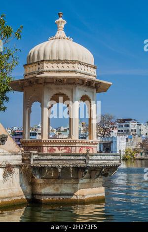Pavillon près du lac Pichola à Udaipur, État du Rajasthan, Inde Banque D'Images