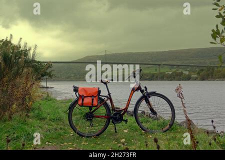 Glasgow, Écosse, Royaume-Uni, 20 octobre 2021.Météo au Royaume-Uni: La pluie a apporté des sentiments d'hiver que les habitants ont lutté dans un jour nuageux a vu la pluie et le soleil au-dessus du pont d'erskine et la rivière clyde tourné de Newshot Island local nature Reserve ...Crédit : Gerard Ferry/Alay Live News Banque D'Images