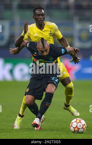 Milan, Italie, le 19 octobre 2021.Arturo Vidal du FC Internazionale tussles avec Adama Traore du shérif Tiraspol lors du match de la Ligue des champions de l'UEFA à Giuseppe Meazza, à Milan.Le crédit photo devrait se lire: Jonathan Moscrop / Sportimage Banque D'Images