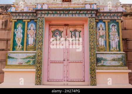 VRINDAVAN, INDE - 18 FÉVRIER 2017 : porte du temple de Rangaji à Vrindavan, État de l'Uttar Pradesh, Inde Banque D'Images