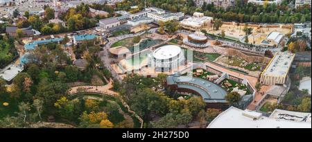 Vue aérienne de la ville panoramique d'automne sur le parc animalier de Kharkiv entouré de verdure et de sentiers de randonnée.Espace de loisirs en Ukraine Banque D'Images