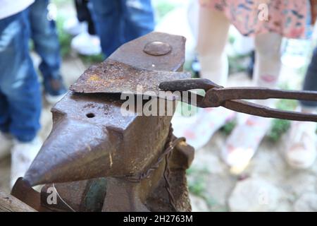 Durcissement du couteau.Durcissement de l'outil de travail .Photo détaillée du métal travaillé à une forge de forgeron Banque D'Images