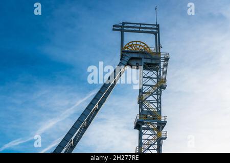 La tour de puits de mine 'Krystyn' dans l'ancienne mine de charbon 'Mical' à Siemianowice, Silésie, Pologne.Ciel bleu en arrière-plan. Banque D'Images