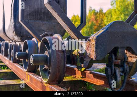 Ancien chariot de mine traditionnel sur des voies ferrées en acier.Centre culturel de Siemianowice, Silésie, Pologne. Banque D'Images