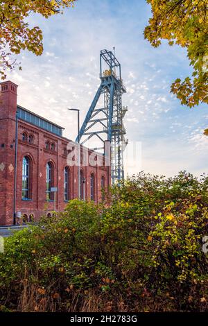 Bâtiment de la salle des machines et tour de l'arbre de mine 'Krystyn' dans l'ancienne mine de charbon 'Mical' à Siemianowice, Silésie, Pologne.Ciel bleu en arrière-plan. Banque D'Images