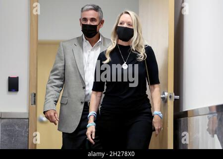 Pi.Lauderdale, États-Unis.20 octobre 2021.Gena et Tom Hoyer, les parents de Luke Hoyer, arrivent au palais de justice du comté de Broward à fort Lauderdale, en Floride, le mercredi 20 octobre 2021 pour le plaidoyer de culpabilité de Nikolas Cruz.Cruz, le tireur de l'école secondaire Marjory Stoneman Douglas, a plaidé coupable à 17 chefs d'accusation de meurtre prémédité et à 17 chefs d'accusation de tentative de meurtre lors du tir de 2018.(Photo par Mike stocker/South Florida Sun Sentinel/TNS/Sipa USA) crédit: SIPA USA/Alay Live News Banque D'Images