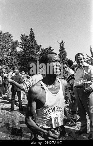 Ted Corbitt en compétition pour le marathon de New York en 1975 Banque D'Images