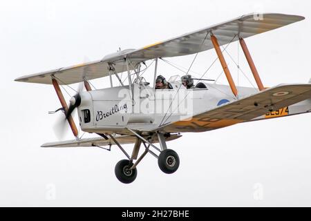 Tiger Moth survolant Duxford lors d'un vol de plaisance Classic Wings en 2021 Banque D'Images