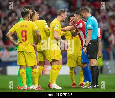 Estadio Wanda Metropolitano, Madrid, Espagne.19 octobre 2021.Ligue des champions hommes, Atletico de Madrid contre le FC Liverpool; Henderson crie à Gimenez de Atletico crédit: Action plus Sports/Alay Live News Banque D'Images