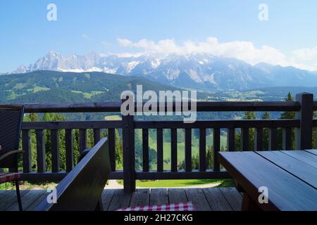 l une vue panoramique sur les Alpes depuis la terrasse d'un chalet dans les mounatins autrichiens (Styrie) à Reiteralm Chalets Almwelt Autriche Banque D'Images