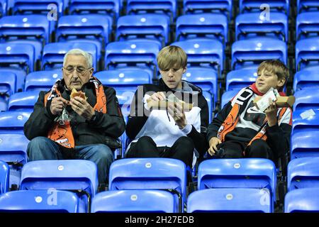 Reading, Royaume-Uni.20 octobre 2021.Les fans de Blackpool prennent un petit morceau à manger à l'arrivée au Select car Leasing Stadium Reading à Reading, Royaume-Uni, le 10/20/2021.(Photo de Mark Cosgrove/News Images/Sipa USA) crédit: SIPA USA/Alay Live News Banque D'Images