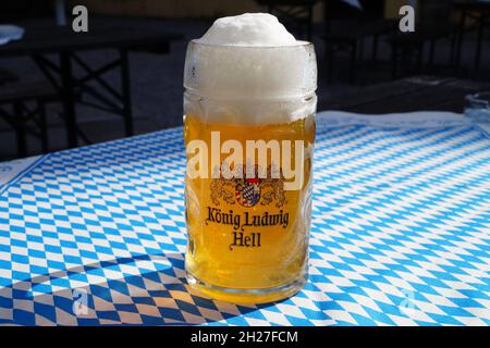 Le roi Ludwig pâle ALE ou lager est une bière allemande de Bavière sur la table dans un jardin de bière bavarois ou Biergarten, Schwangau, Bavière, Allemagne Banque D'Images