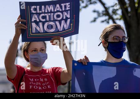 Washington, États-Unis.20 octobre 2021.Les manifestants se réunissent dans le cadre de la conférence de presse de la campagne Climate action au Capitole des États-Unis à Washington, DC, le mercredi 20 octobre 2021.Photo par Tasos Katopodis/UPI crédit: UPI/Alay Live News Banque D'Images