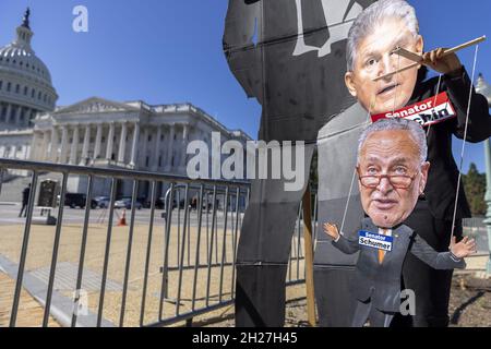 Washington, États-Unis.20 octobre 2021.Les manifestants se réunissent dans le cadre de la conférence de presse de la campagne Climate action au Capitole des États-Unis à Washington, DC, le mercredi 20 octobre 2021.Photo par Tasos Katopodis/UPI crédit: UPI/Alay Live News Banque D'Images
