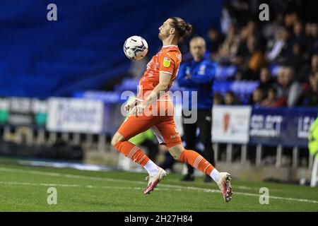 Reading, Royaume-Uni.20 octobre 2021.James mari #3 de Blackpool contrôle le ballon à Reading, Royaume-Uni le 10/20/2021.(Photo de Mark Cosgrove/News Images/Sipa USA) crédit: SIPA USA/Alay Live News Banque D'Images