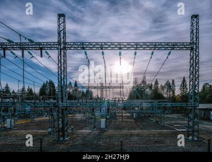 Sous-station du transformateur de puissance haute tension - fils avec le soleil en arrière-plan, vue panoramique Banque D'Images