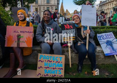 Londres, Angleterre, Royaume-Uni 20 octobre 2021 les réfugiés accueillent une protestation contre le projet de loi de Priti Patel sur les réfugiés sur la place du Parlement.Plusieurs milliers de manifestants se sont rassemblés avec des bannières et des pancartes et ont écouté les discours des réfugiés et des descendants des réfugiés ainsi que de Jeremy Corbyn Banque D'Images