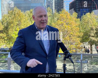 New York, États-Unis.19 octobre 2021.Sam Ruda, directeur du département du port de l'autorité portuaire de New York et du New Jersey, parle dans une interview à Lower Manhattan, New York, aux États-Unis, le 19 octobre 2021.Les États-Unis ont été touchés par des perturbations de la chaîne d'approvisionnement ces derniers mois, et la Maison Blanche a demandé au port de Los Angeles de devenir un port 24 heures sur 24, ouvert sept jours sur sept.Cependant, avec l'approche des jours fériés, qui verront la demande croissante dans tout le pays, la chaîne d'approvisionnement maritime reste sous pression.Credit: Zhang Mocheng/Xinhua/Alamy Live News Banque D'Images