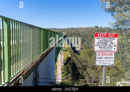 Restez près du pont Foresthill, au-dessus de la rivière North Fork American à Auburn, Californie, États-Unis Banque D'Images